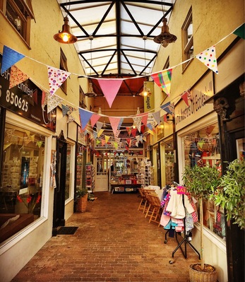 A wonderful afternoon browsing the shops here. At the end of this arcade is a very sweet little second hand shop with a friendly welcome. I felt like I had discovered a little secret down here and then there are plenty of coffee pit stops ☕️🍰