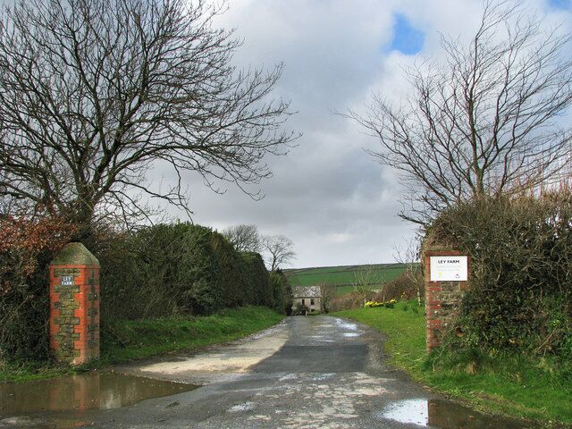 Entrance to Ley Farm This the gateway to Ley farm, the farm itself lies just inside the next grid square.