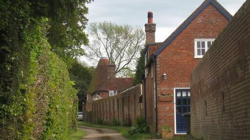 Hesmonds Oast, East Hoathly, East Sussex Single round kiln oast house.