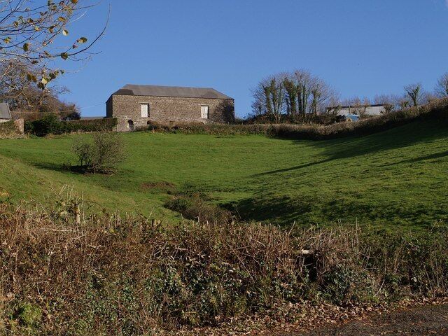 Barn at Crossbury. The farm at Crossbury stands high above the valley shown in 618681, and the farm drive climbs steeply to it from the camera.