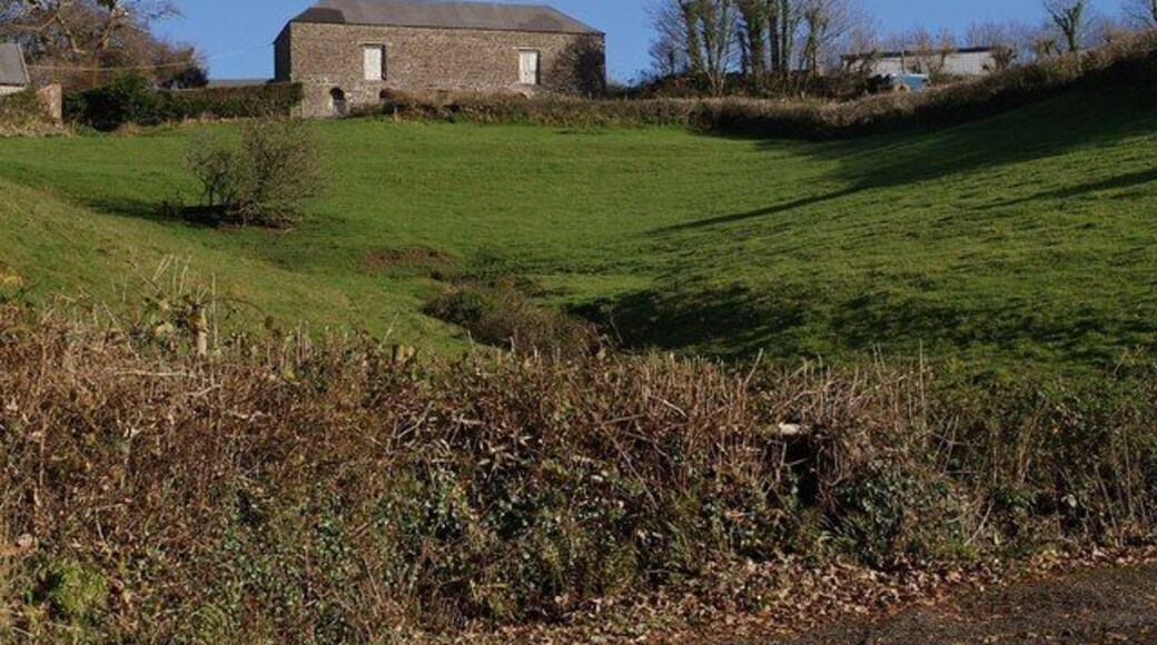 Barn at Crossbury. The farm at Crossbury stands high above the valley shown in 618681, and the farm drive climbs steeply to it from the camera.