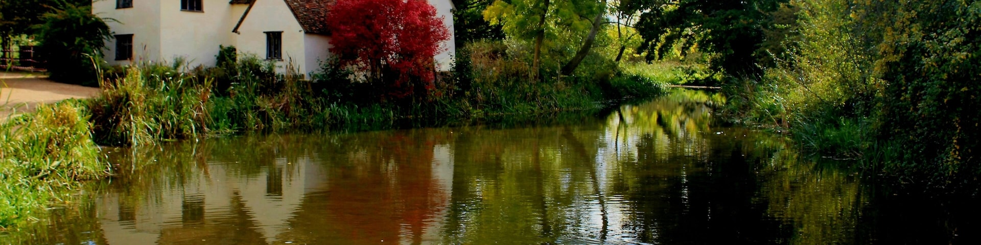 A serene English country scene. Willy Lott's cottage near Flatford Mill featured in several of Constable's paintings including the Haywain. It was renovated in the 1920s #NationalTrust #art