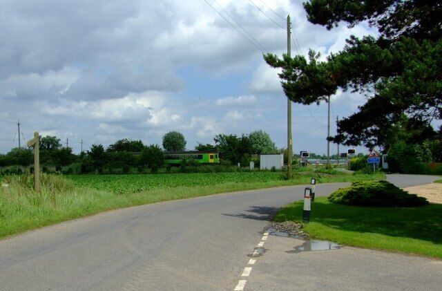 Passing thro': Train approaching Malting Lane level crossing, Donington South Ing.