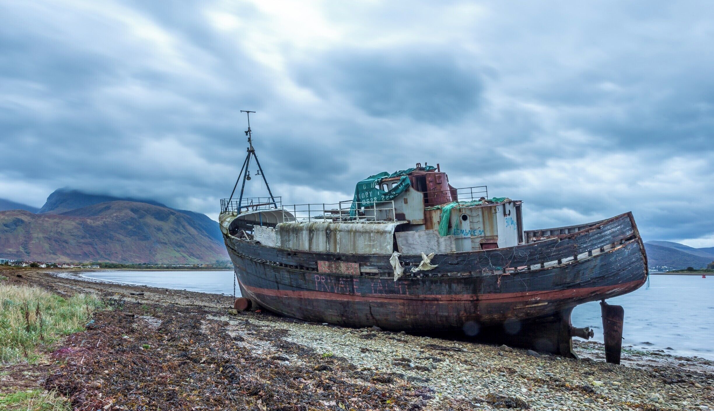 Corpach is a small village on the shore of Loch Linnhe just a few minutes drive from Fort William where I stayed during my recent trip to Scotland.
To access this old ship location, follow the signs to Corpach train station and park by the canal locks.
The area is pretty cool with a small park, a trail along the loch, the canal, and a Ben Nevis in the background, on a clear day!
This is a great spot; I was just unlucky with the weather that evening - the light was quite dull...