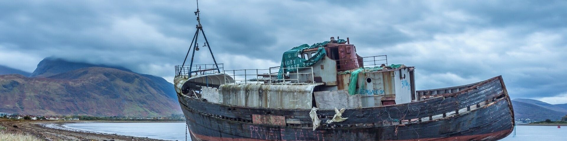 Corpach is a small village on the shore of Loch Linnhe just a few minutes drive from Fort William where I stayed during my recent trip to Scotland.
To access this old ship location, follow the signs to Corpach train station and park by the canal locks.
The area is pretty cool with a small park, a trail along the loch, the canal, and a Ben Nevis in the background, on a clear day!
This is a great spot; I was just unlucky with the weather that evening - the light was quite dull...