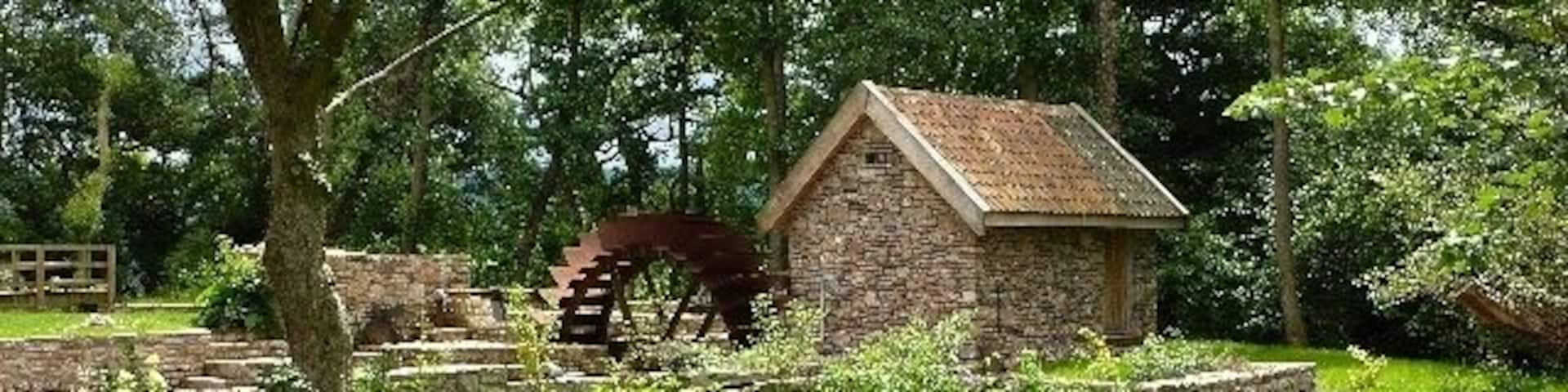 Waterwheel at Iwood Manor As the wheel was not turning I have no idea if this is a functional waterwheel or a decorative feature.
