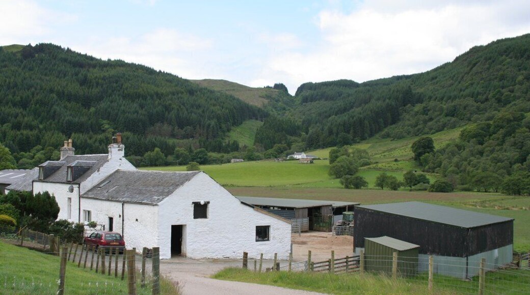 Lephinkill Farm Bealachandrain Farm is visible in the distance and the horizon shows where Bealachandrain Burn has carved a steep-sided gorge.