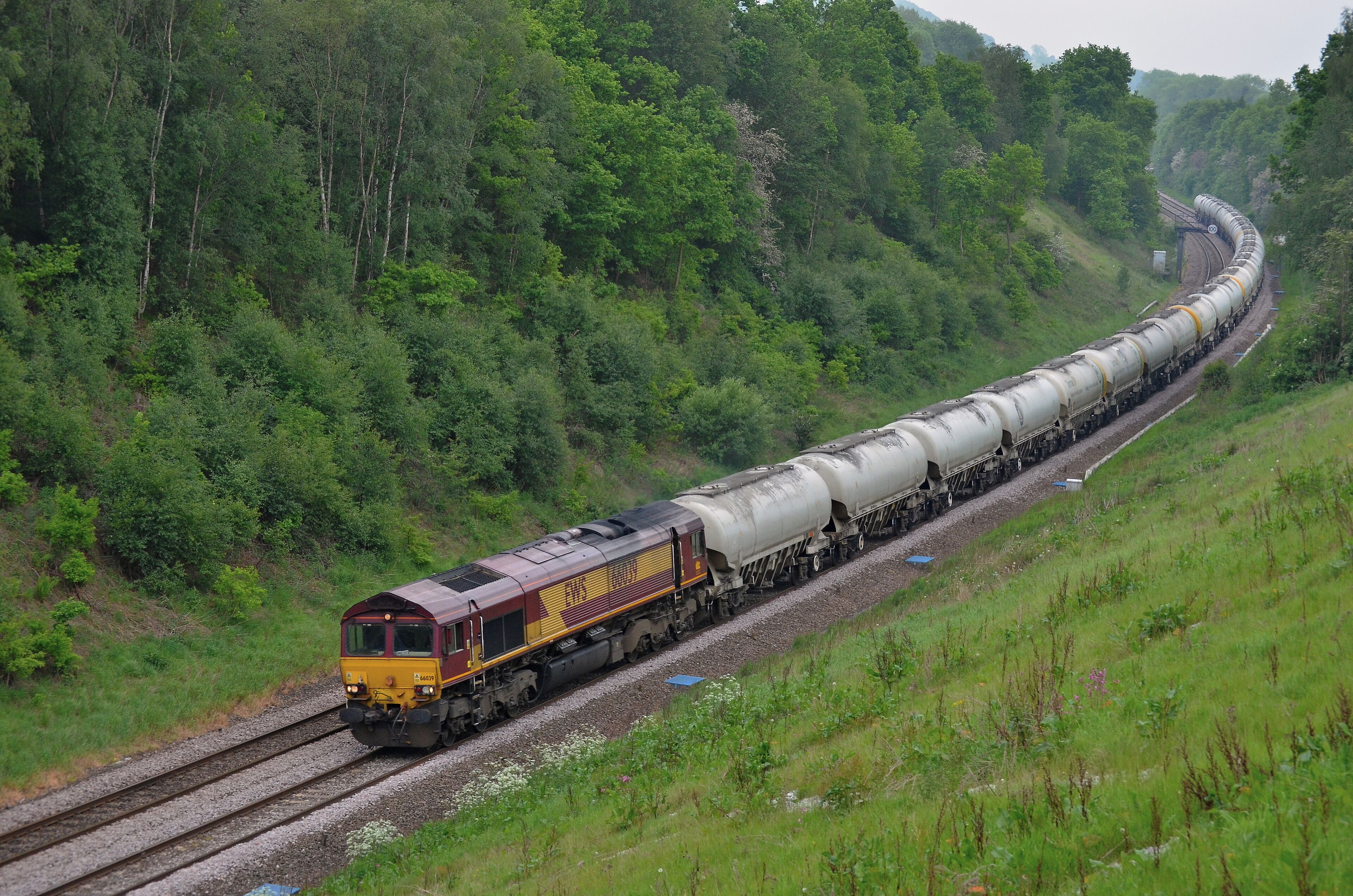 66039 passes Stretton working 4M82 Walsall - Tunstead empty cement tanks