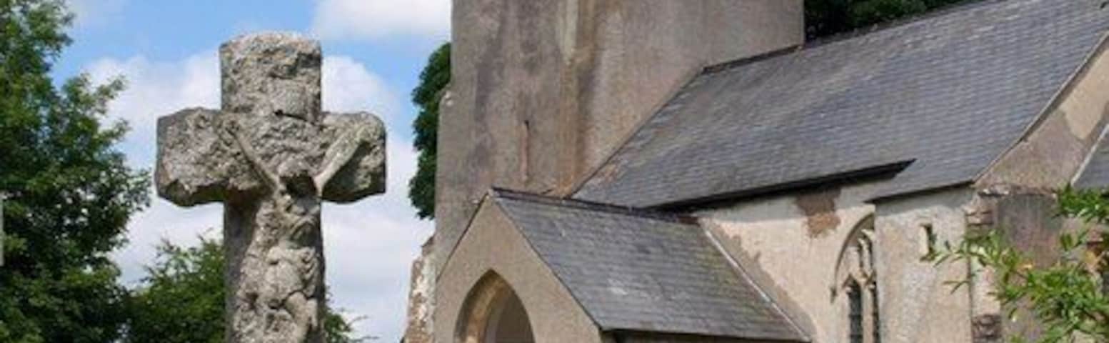 Cross in churchyard, Clatworthy