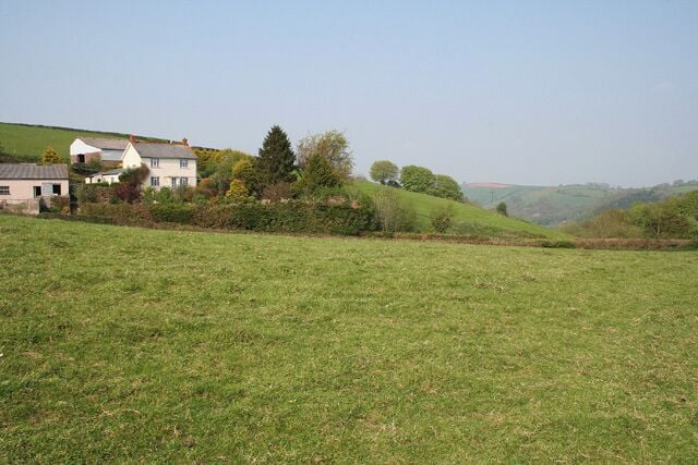 Chipstable: by Woodworthy Farm. Looking east-north-east towards the Tone valley  defined by the far hill  at Waterrow