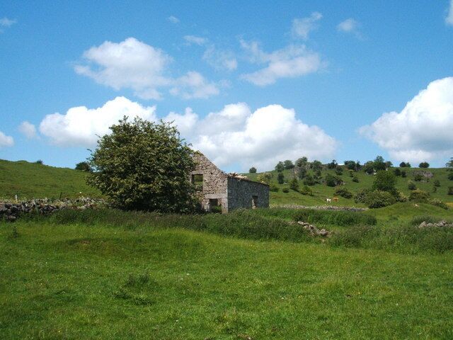 Ruin of barn and grazing land On Carsington Pasture