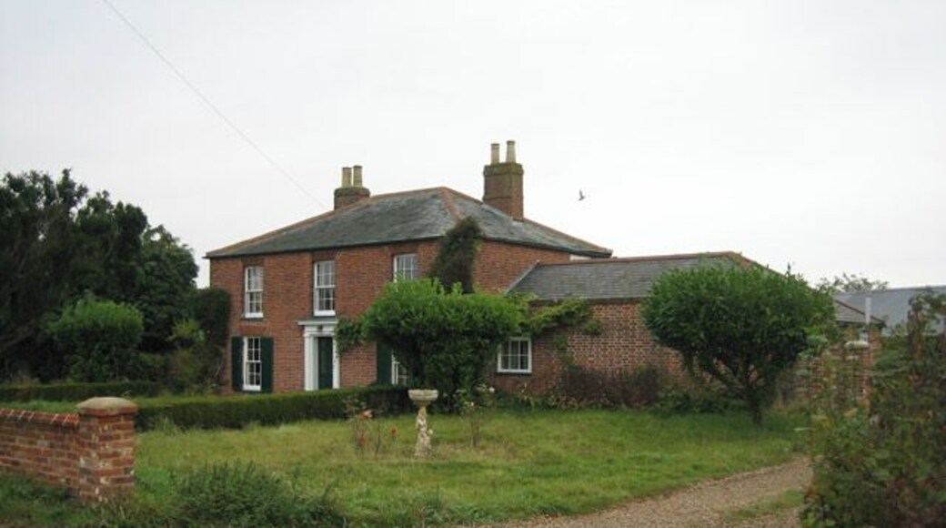 Georgian style house in Burgh St Peter. Next door to 591802 and up the road from 591809, this quietly handsome house is not converted at all, although conversion work is going on in the building behind it, perhaps a barn.