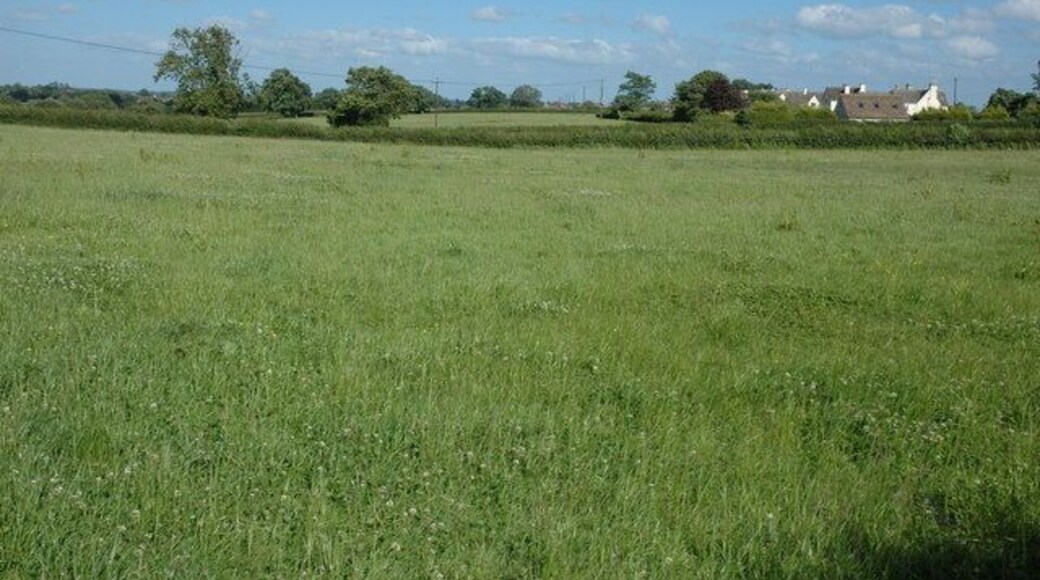 Fields near Boakley Farm The cottages on the right are Twatley Cottages which are in the adjoining grid square.
