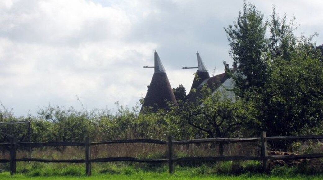 Matfield Oast, Chestnut Lane, Matfield, Kent Triple round kiln oast house. Grade II listed http://www.imagesofengland.org.uk/details/default.aspx?id=433096