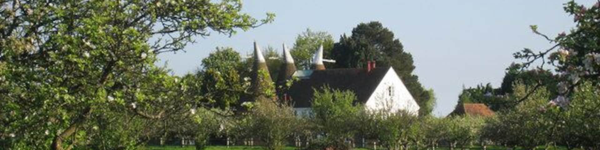 Matfield Oast, Chestnut Lane, Matfield, Kent Triple round kiln oast house. Converted c1996. Grade II listed http://www.imagesofengland.org.uk/details/default.aspx?id=433096