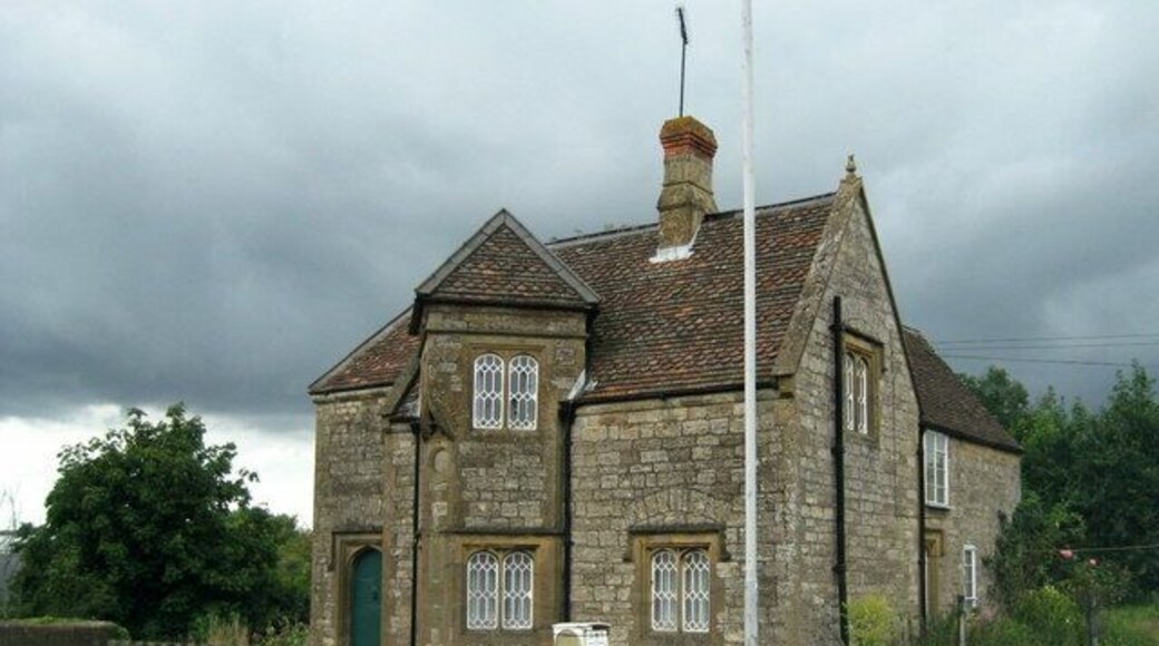 Yeovil Bridge Tollhouse Unfortunately it is very difficult to take a photograph of the front of this building without standing in the next gridsquare as the line runs just by it. The building is built in stone and looks Victorian but is probably much older.