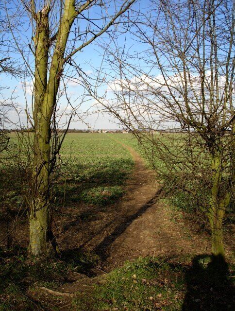 Footpath to Hearts Delight Road. Running north from Tunstall Road, Bredgar, the shortest and safest route to Sittingbourne on foot, it comes out by 4957 (but no chance of cadging a lift this way).