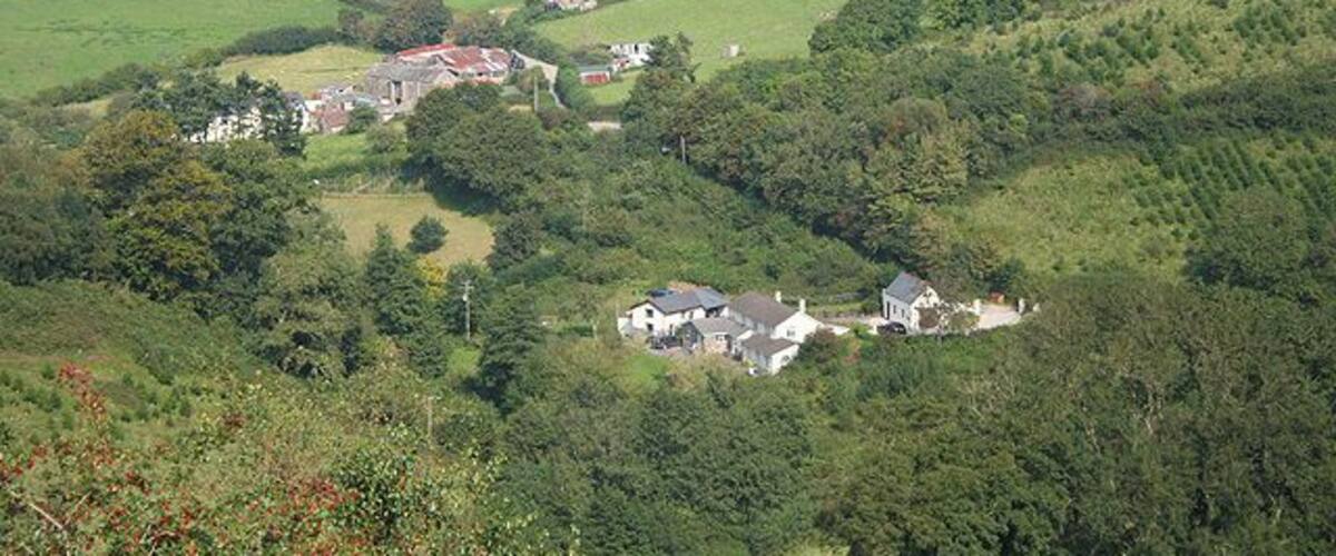 Landkey: Higher Bableigh The farm in the centre of this shot, with Pitt Farm nearer the camera, in the hollow, now a residence. Seen from Codden Hill, beyond the square. The plantations, right, are on Hangmans Hill