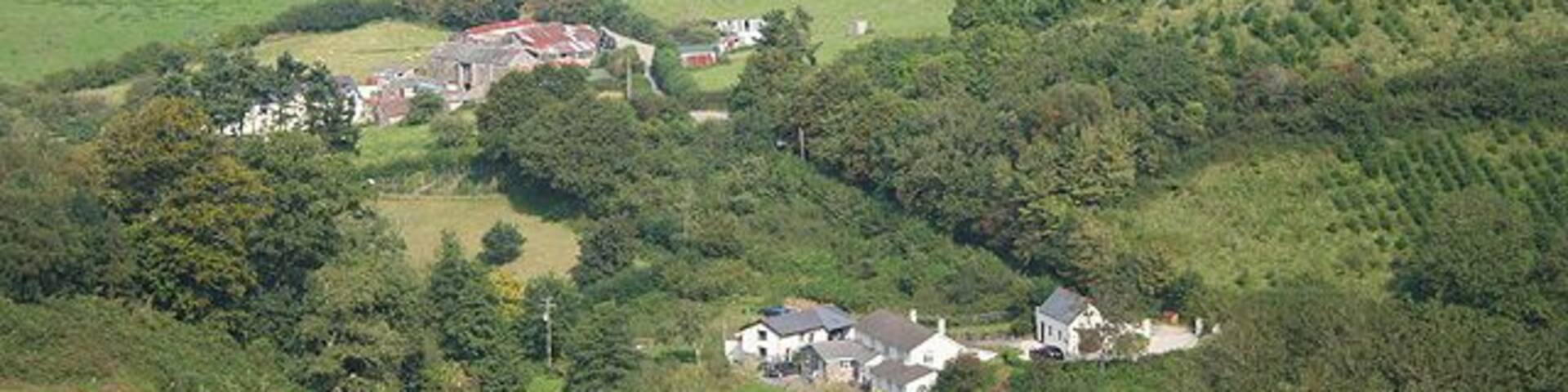 Landkey: Higher Bableigh The farm in the centre of this shot, with Pitt Farm nearer the camera, in the hollow, now a residence. Seen from Codden Hill, beyond the square. The plantations, right, are on Hangmans Hill