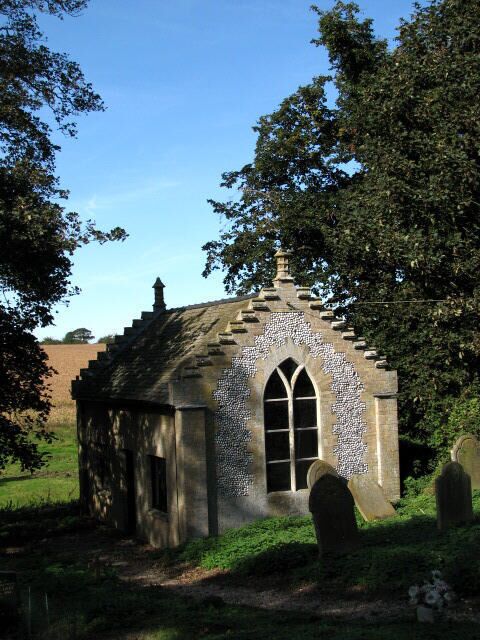 Building in churchyard of St Peter's church Perhaps this building serves as a vestry.