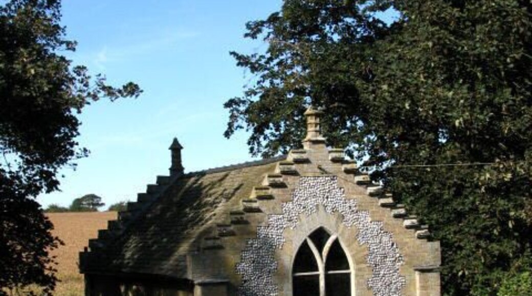 Building in churchyard of St Peter's church Perhaps this building serves as a vestry.