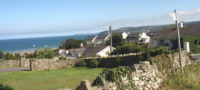Junction of footpath with Ffordd Cynlas The junction links Ffordd Cynlas with Bangor Road.