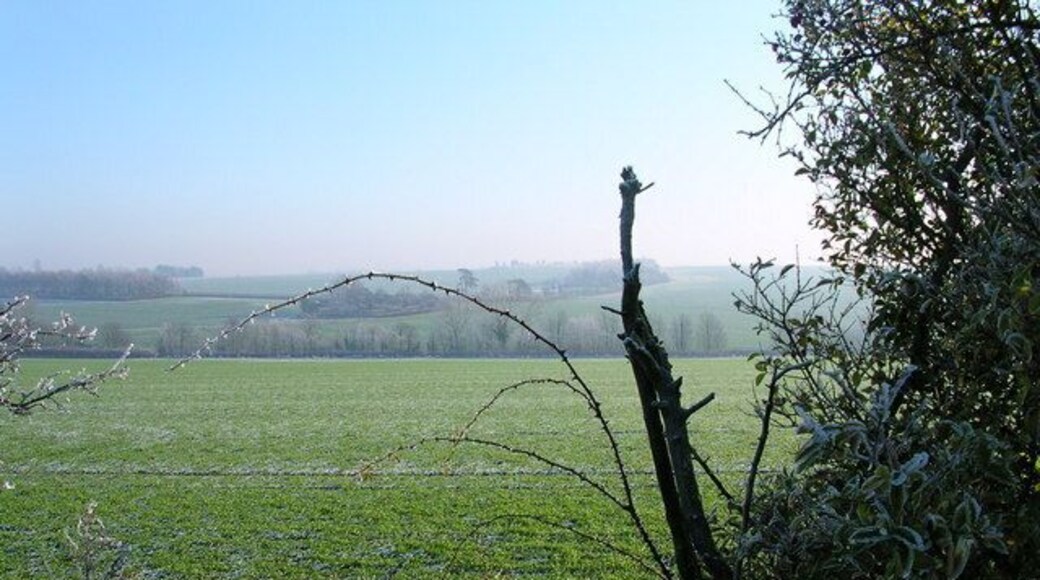 Dean road in the centre and point to point racecourse Feb 3 2007 the horses will be jumpin' up yonder sez Mike from California! Another of the few frosty days late in 2006.