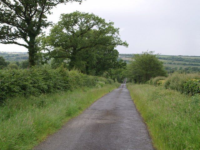 Lane below Hillside Cross The straight lane with wide verges (drove-like qualities) descends to cross the River Claw.