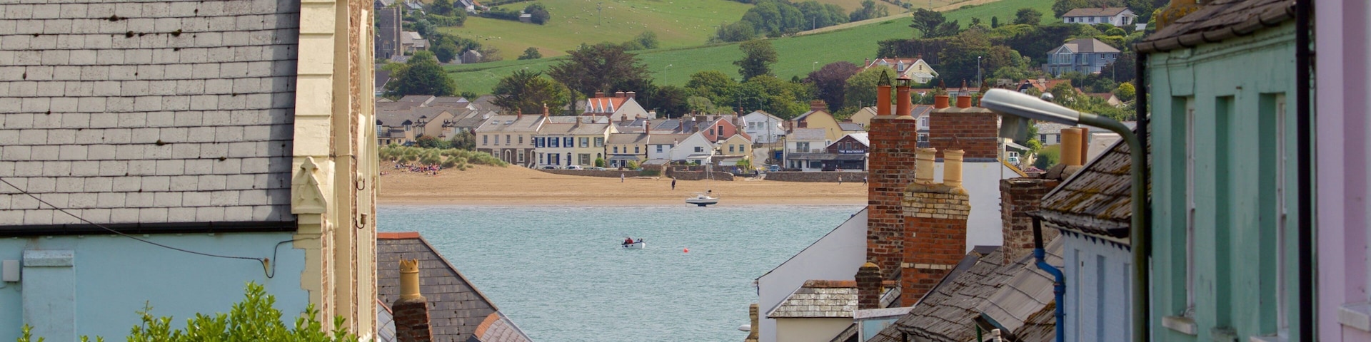 Devon mettant en vedette petite ville ou village et vues littorales