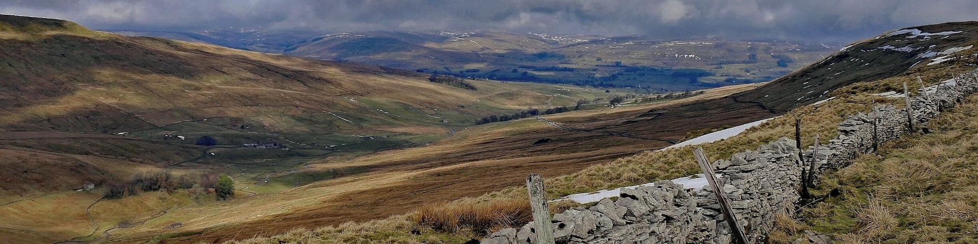 View down into Wensleydale above the towns of Gayle & Hawes with storm clouds lifting #GreatOutdoors
