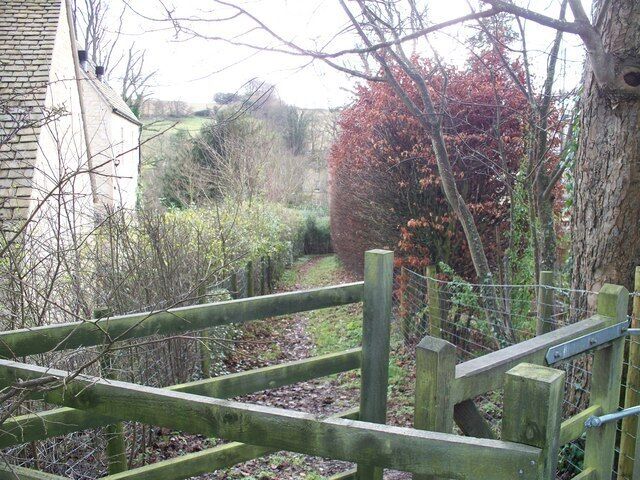 Down the footpath The footpath to the A40. Seen from the minor road in Shipton Solers.