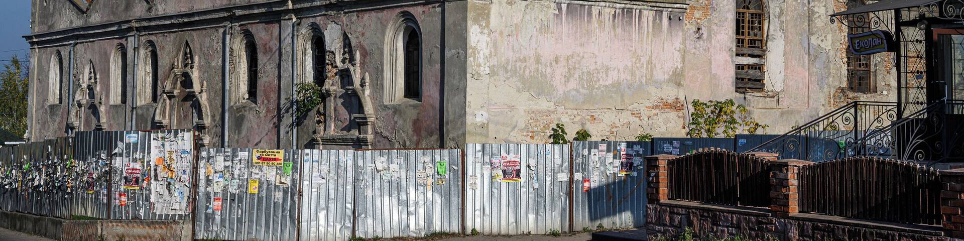 Unique, one of the few surviving renaissance synagogues in Galicia. When such were in almost every more or less large city of Western Ukraine. The Zhovkiv synagogue was part of the fortifications of the city. Now it is in a dilapidated state, mothballed. The walls, the unique decor of the attic and portals, partially the roof, have been preserved.