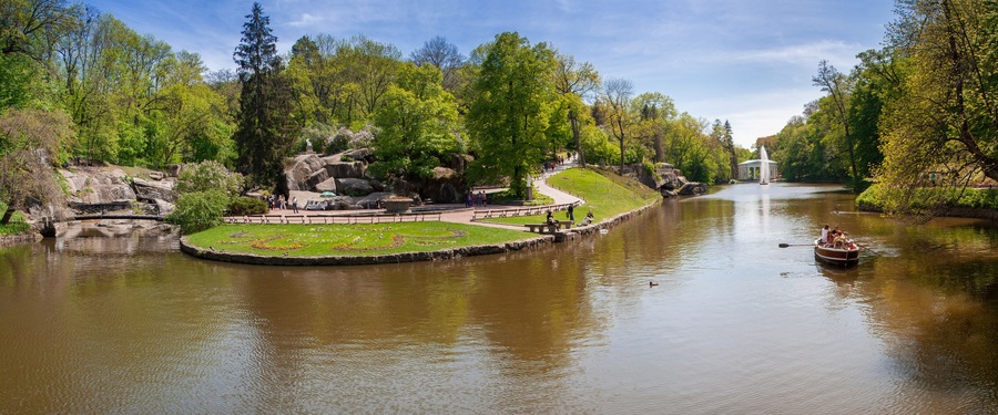 Un parc amb un estany, una glorieta i una estàtua.