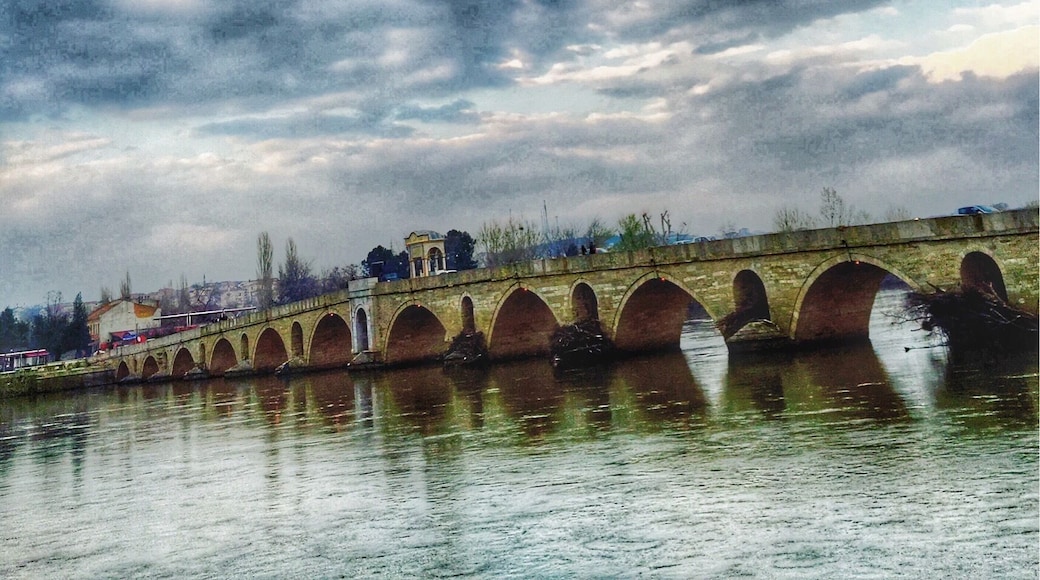 I couldn't stay 'till lights on, but i can imagine how lovely it would be.
The name of the village comes from the name of that bridge "Uzunköprü" which means Long Bridge.
#colorful #roadtrip
