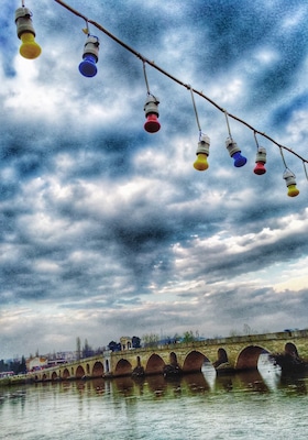 I couldn't stay 'till lights on, but i can imagine how lovely it would be.
The name of the village comes from the name of that bridge "Uzunköprü" which means Long Bridge.
#colorful #roadtrip