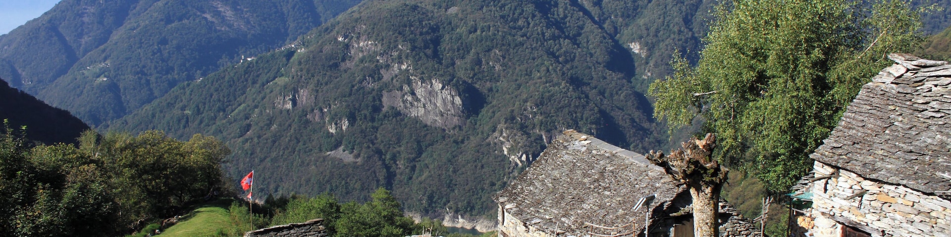 Im Bergweiler Stavello. Stavello liegt oberhalb von Vogorno im wunderschönen Valle Verzasca (Seitental Valle della Porta) im Schweizer Kanton Tessin.