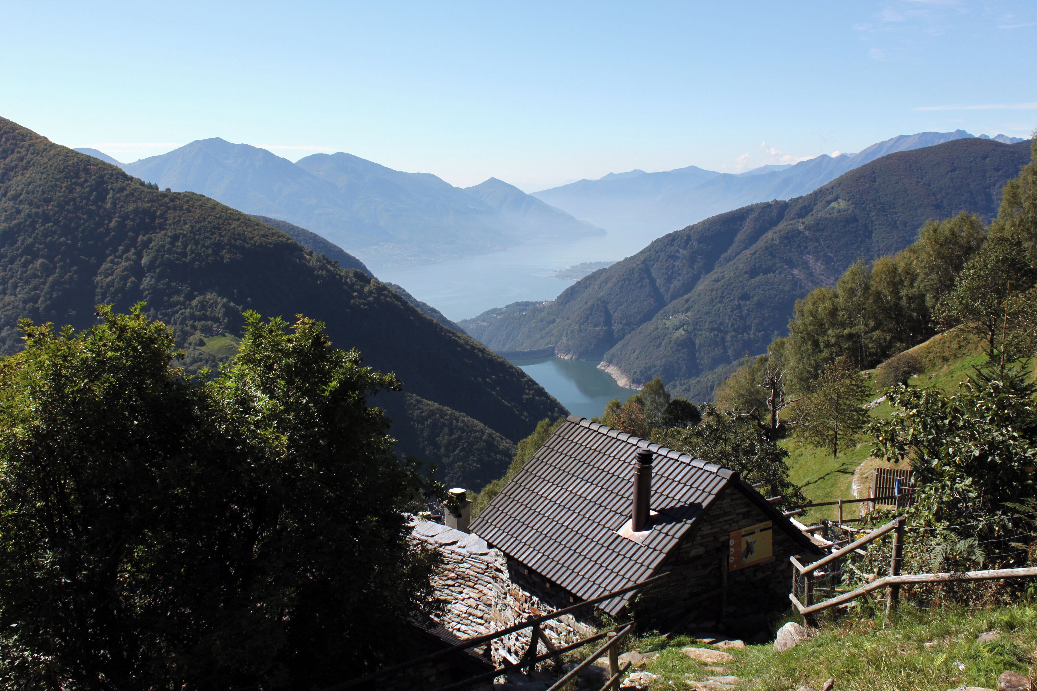Von der Alp Odro geht der Blick ins herrliche Tessin bis zum Lago Maggiore. Odro ist eine Alp und Rustici-Siedlung (1240 m.ü.M.) oberhalb von Vogorno im Tessiner Valle Verzasca. In Odro werden noch schwarze Verzascaziegen im Sommer gehalten aus deren Milch köstlicher Ziegenkäse hergestellt wird.