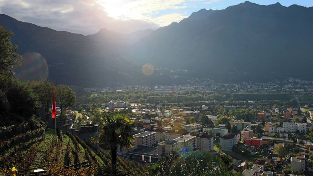 Blick nach Monte Carasso und in die Magadino Tiefebene in der NĂ€he des Lago Maggiore im Schweizer Kanton Tessin.