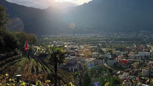 Blick nach Monte Carasso und in die Magadino Tiefebene in der Nähe des Lago Maggiore im Schweizer Kanton Tessin.
