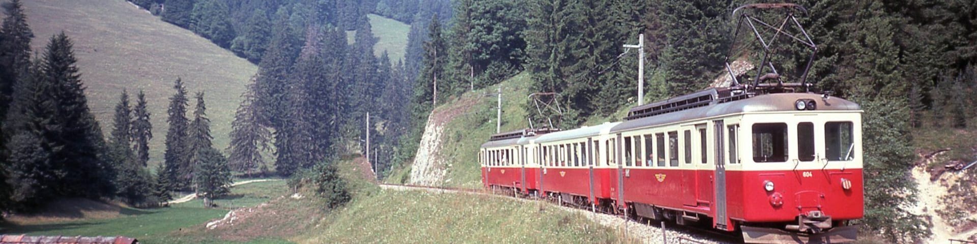 Photo: Trams aux Fils. Prise en août 1976 La ligne du C.J. Chemin de Fer du Jura à été construite entre 1884 et 1913 à voie métrique, sa longueur et de 51,1 Kilomètres
