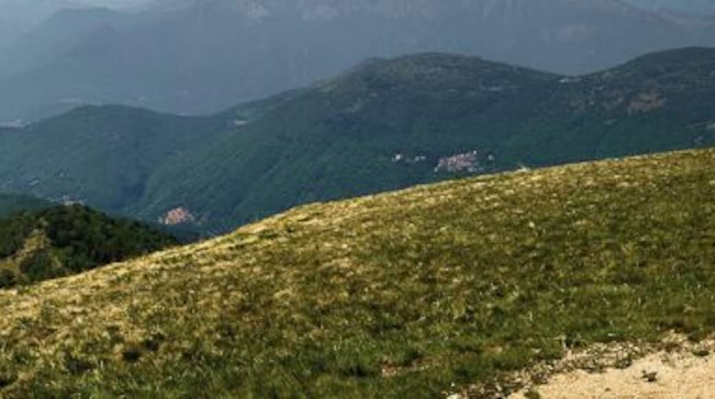 Blick vom Gipfel des Monte Lema in Richtung Lago Maggiore, Luino, Brissago. Rechter Hand unter den Wolken ist die Alpenkette mit dem Monte Rosa zu erkennen. Das Panorama wurde aus neun einzelnen Hochkant Aufnahmen erstellt. View from the top of Monte Lema to the Lago Maggiore with the town Luino and the Brissago Islands. The Alps, with the Monte Rosa, can be found In the upper right hand corner below the clouds. The panorama image was built from nine single pictures. Foto Peter Sieling twitter: @Bluespete
