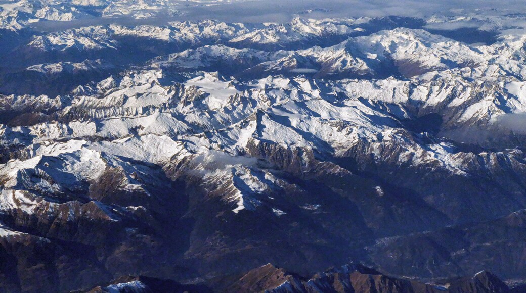 From the sky of northern Italy mountains. Close to Milan.
Photoed by Huawei Mate 20 Pro.