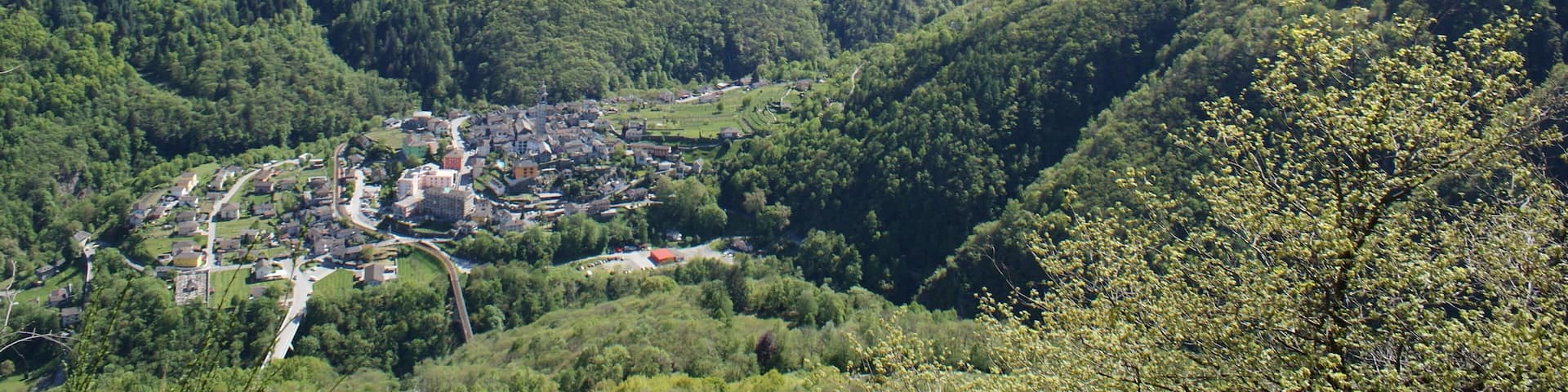 Sicht von Norden auf Intragna und Centovalli im Kanton Tessin, Schweiz.