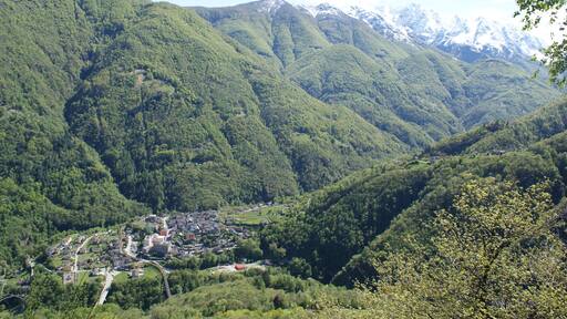 Sicht von Norden auf Intragna und Centovalli im Kanton Tessin, Schweiz.