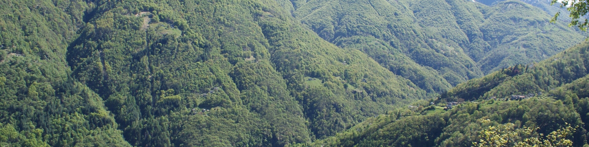 Sicht von Norden auf Intragna und Centovalli im Kanton Tessin, Schweiz.