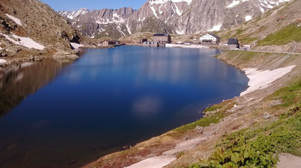 Il lago del Gran San Bernardo