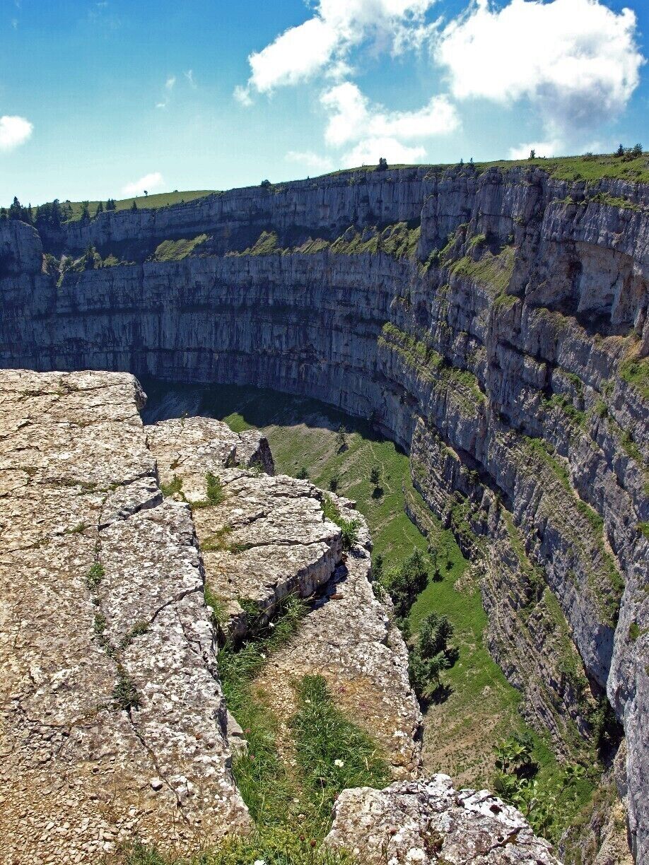 A big nature stonewall!