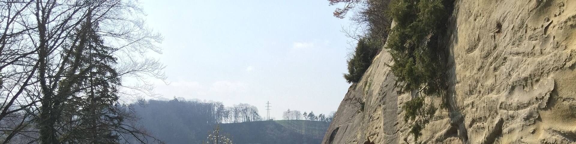 Die Magdalena-Einsiedelei in Räsch bei Düdingen ist in den Felswänden über dem Schiffenen-Stausee eingegraben. Sie besteht aus verschiedenen Räumen mit einer Gesamtlänge von 120m.