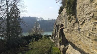 Die Magdalena-Einsiedelei in RĂ€sch bei DĂŒdingen ist in den FelswĂ€nden ĂŒber dem Schiffenen-Stausee eingegraben. Sie besteht aus verschiedenen RĂ€umen mit einer GesamtlĂ€nge von 120m.