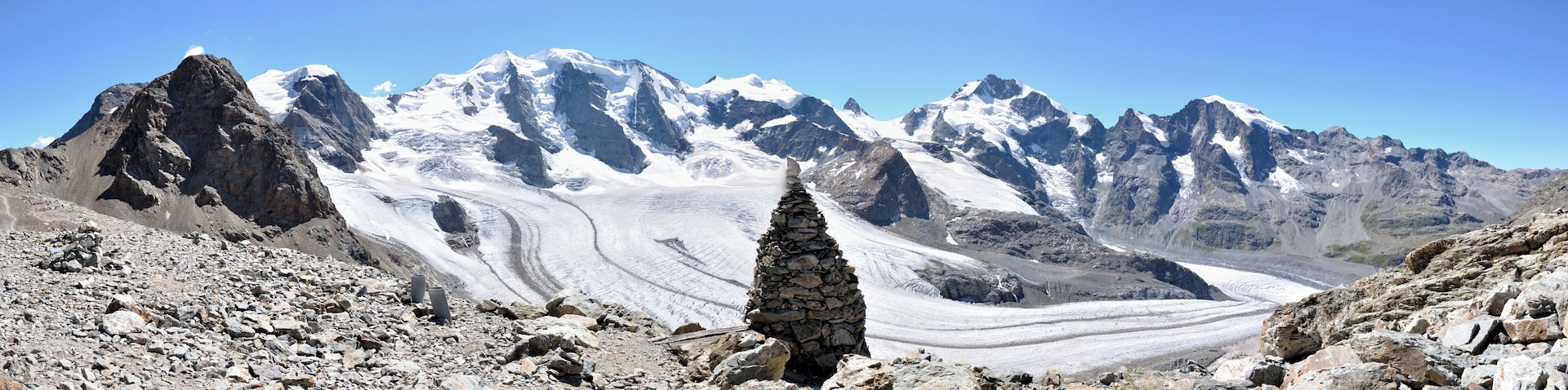 Una cordillera nevada con un glaciar.